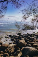 Una playa cerca, arena blanca, sillas reclinables de playa, sombrillas