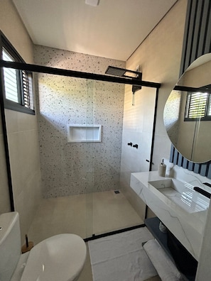 Superior kamer | Badkamer | Een douche, handdoeken, zeep, shampoo