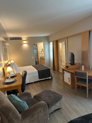 1 habitación, tabla de planchar con plancha, wifi gratis y ropa de cama