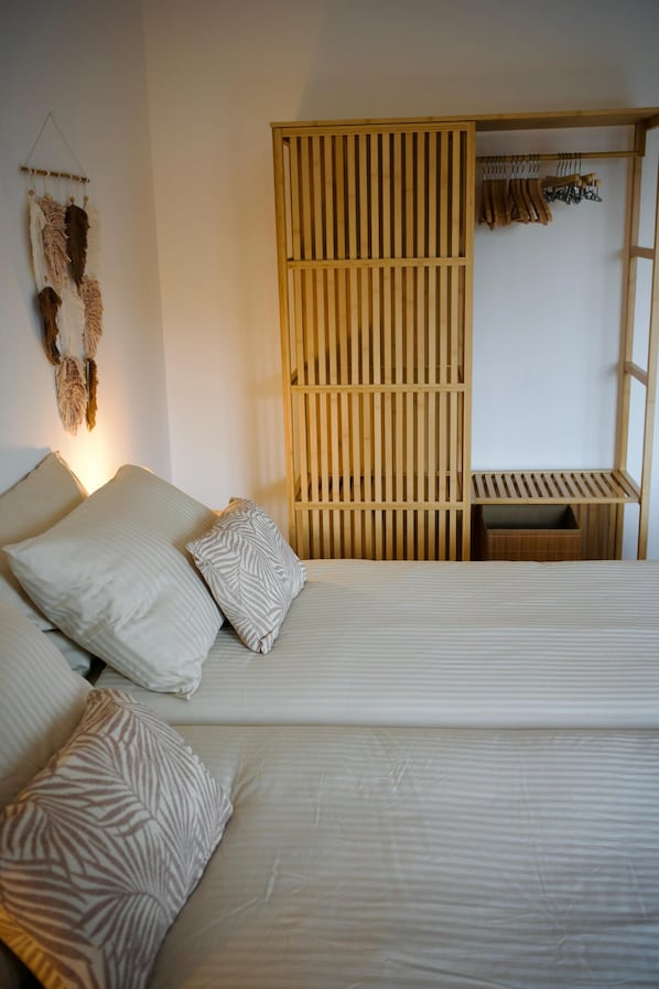 3 chambres, coffres-forts dans les chambres, fer et planche à repasser