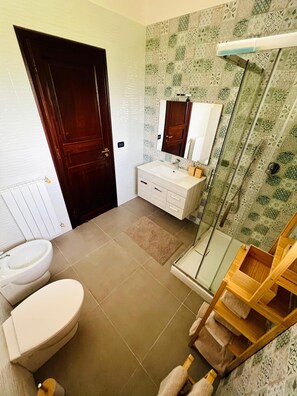 Een douche, een haardroger, een bidet, handdoeken