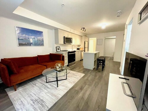 Cozy Toronto Townhouse, Walking Distance To Shops and TTC Friendly!