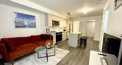 Cozy Toronto Townhouse, Walking Distance To Shops and TTC Friendly!