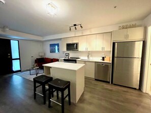 Mikrowelle, Ofen, Herdplatte, Geschirrspüler