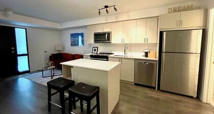 Cozy Toronto Townhouse, Walking Distance To Shops and TTC Friendly!