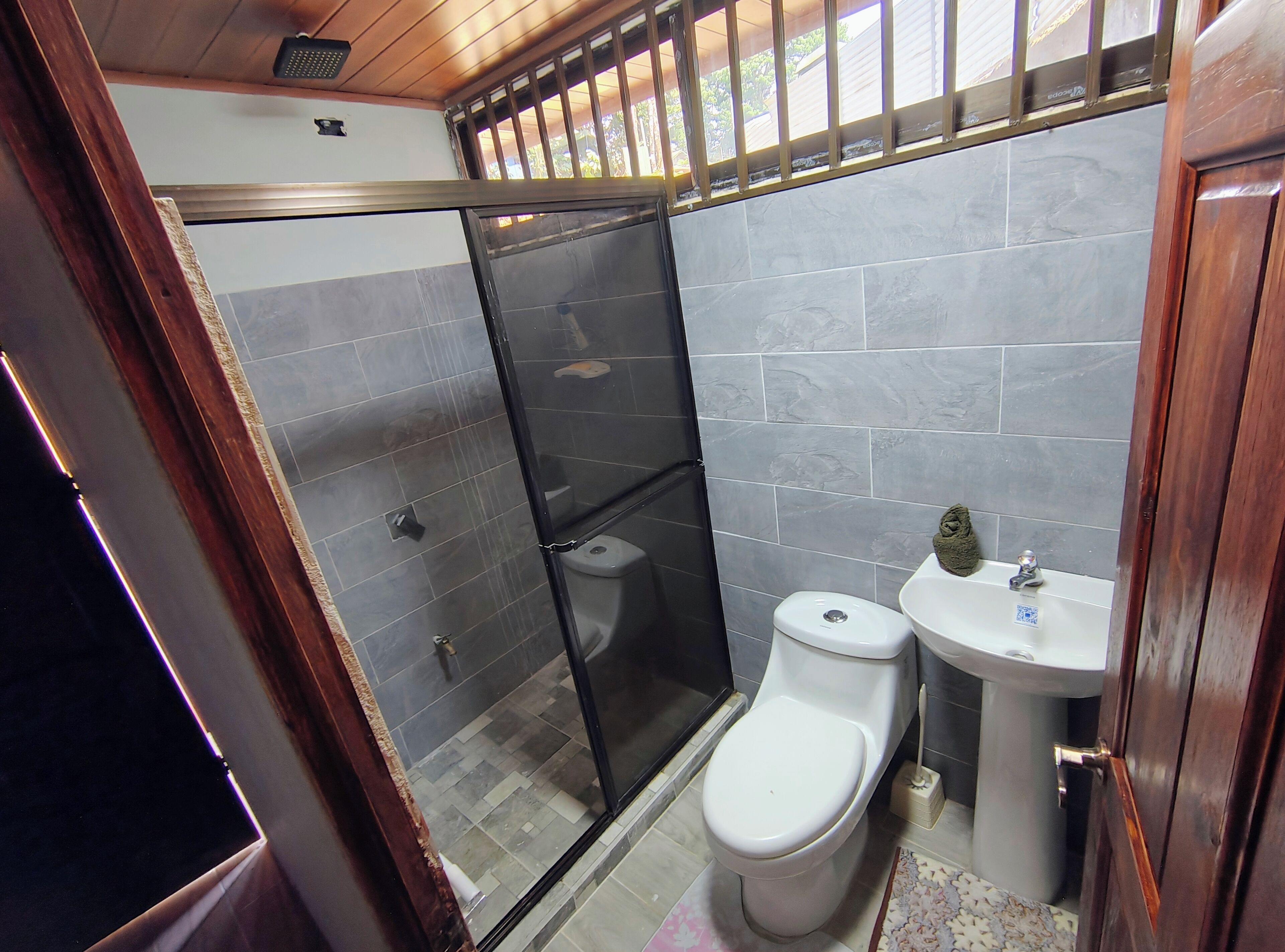 Family Room (2) | Bathroom | Towels, soap, toilet paper