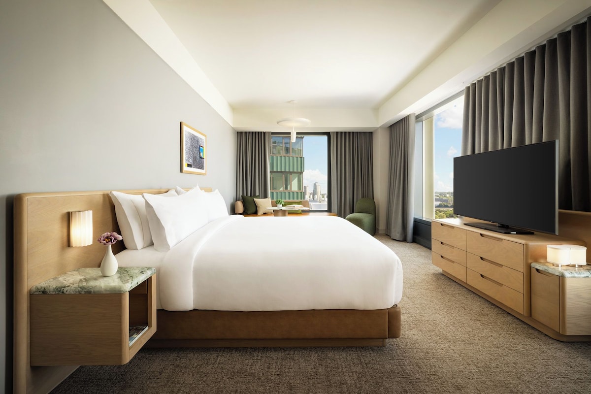 Premier Room, 1 King Bed, Accessible Bathtub