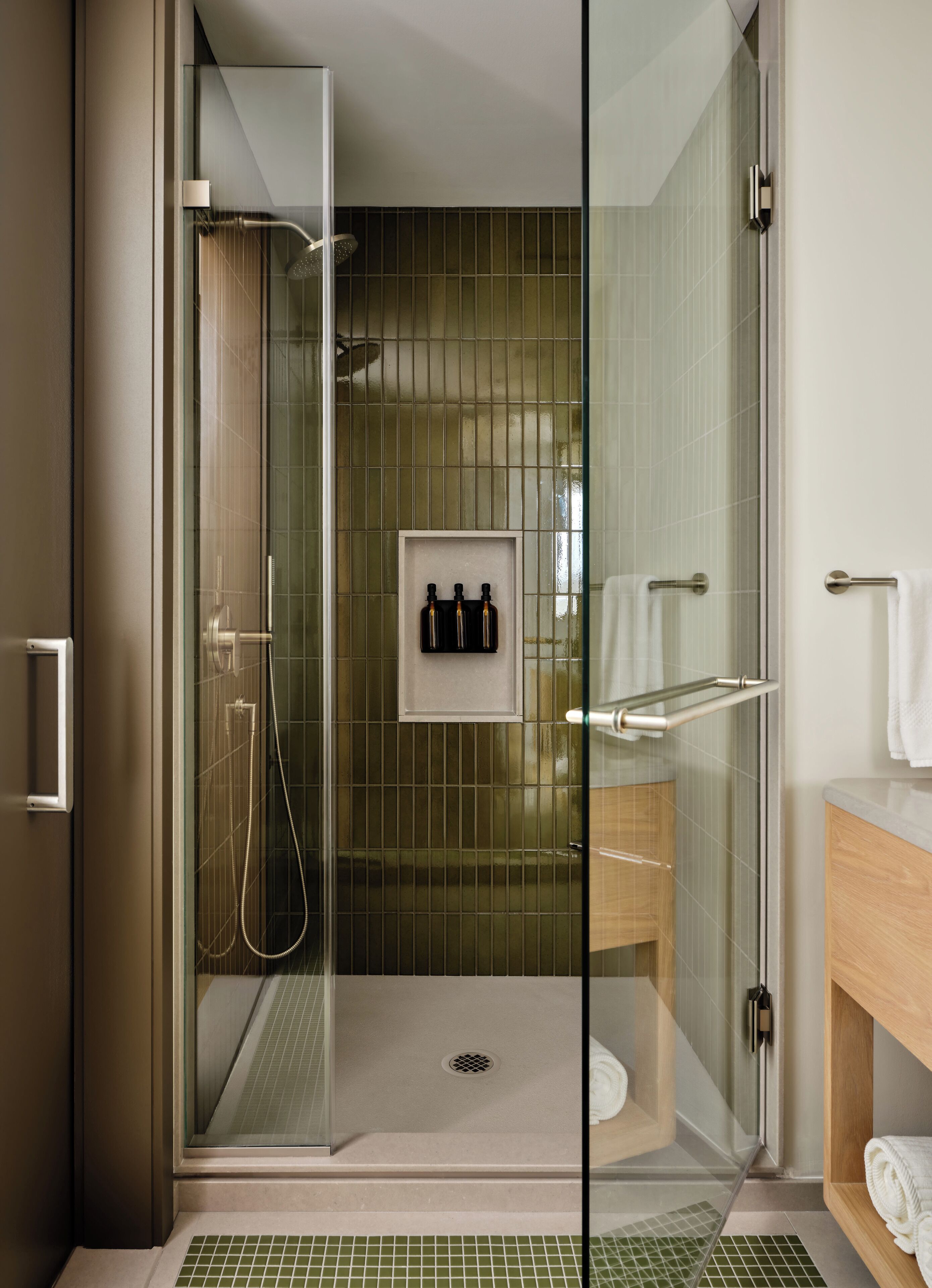 レインフォールシャワー、ヘアドライヤー、タオル、石鹸