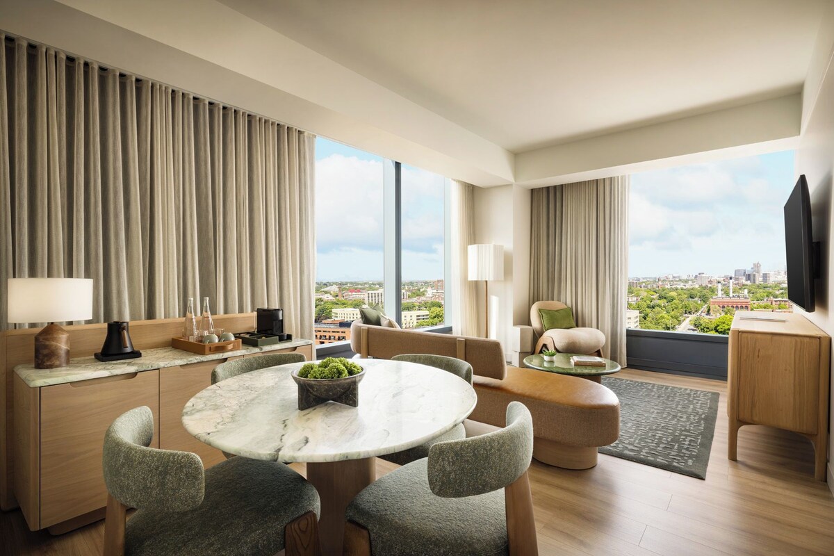 Suite (Compass)
