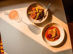 บริการอาหารเช้า อาหารกลางวัน และอาหารเย็น