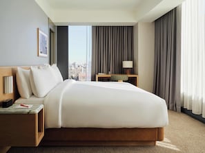 Premium bedding, down comforters, pillowtop beds, minibar - The Atlas Hotel (Boston)