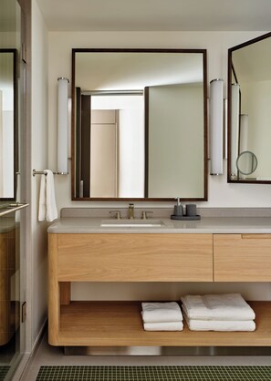 Douche à « effet pluie », sèche-cheveux, serviettes fournies, savon