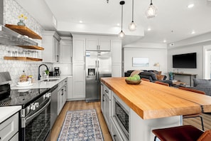 Luxury Condo, 2 Bedrooms, Pets allowed, Lake View | Private kitchen | Full-sized fridge, microwave, oven, stovetop