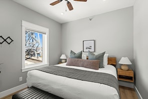 Luxury Condo, 2 Bedrooms, 2 Bathrooms, Lake View | Premium bedding, down duvets, individually decorated