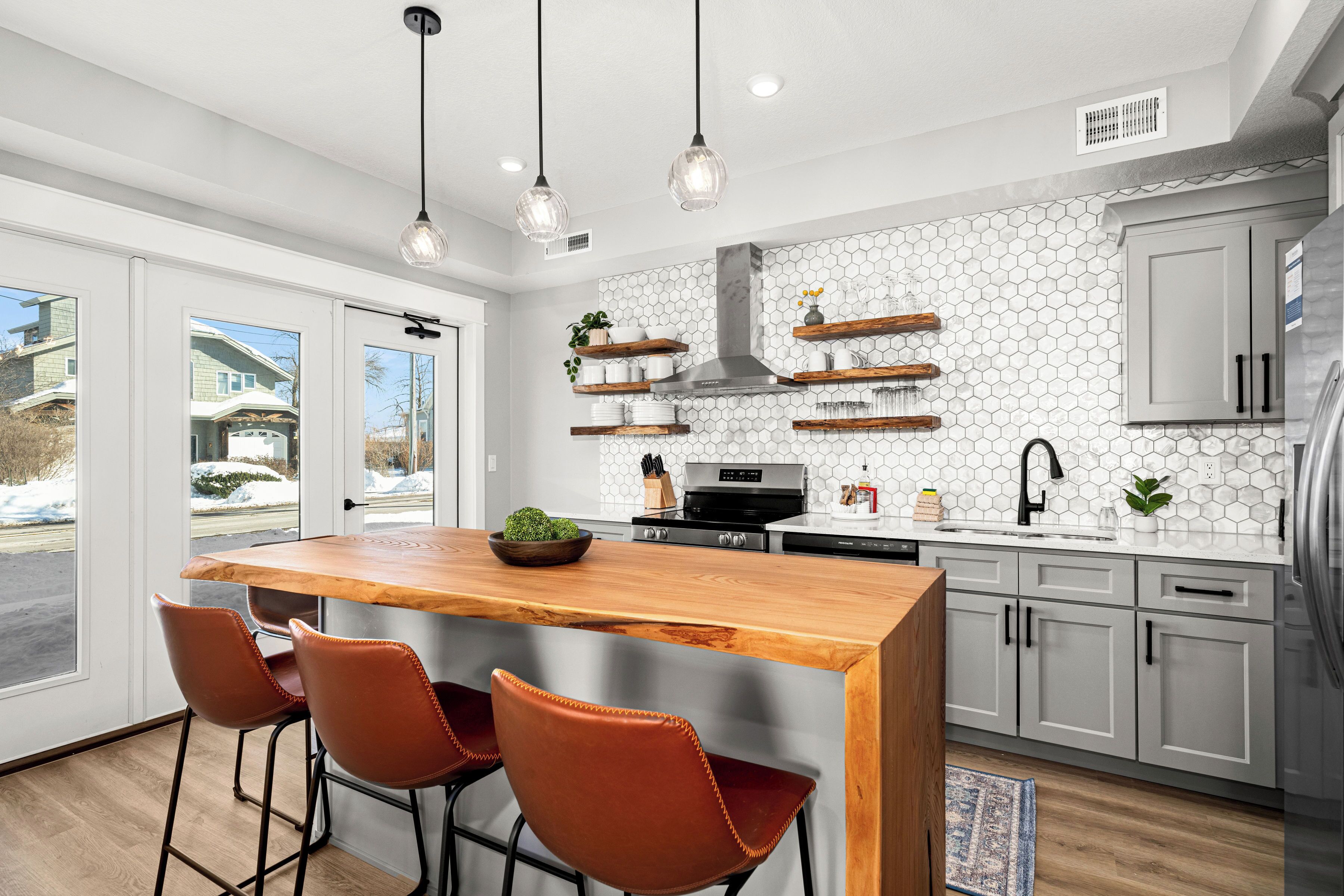 Full-size fridge, microwave, oven, stovetop