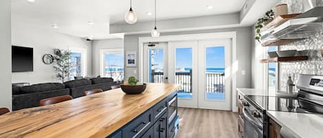 Luxury Condo, 2 Bedrooms, 2 Bathrooms, Lake View | Private kitchen | Full-sized fridge, microwave, oven, stovetop