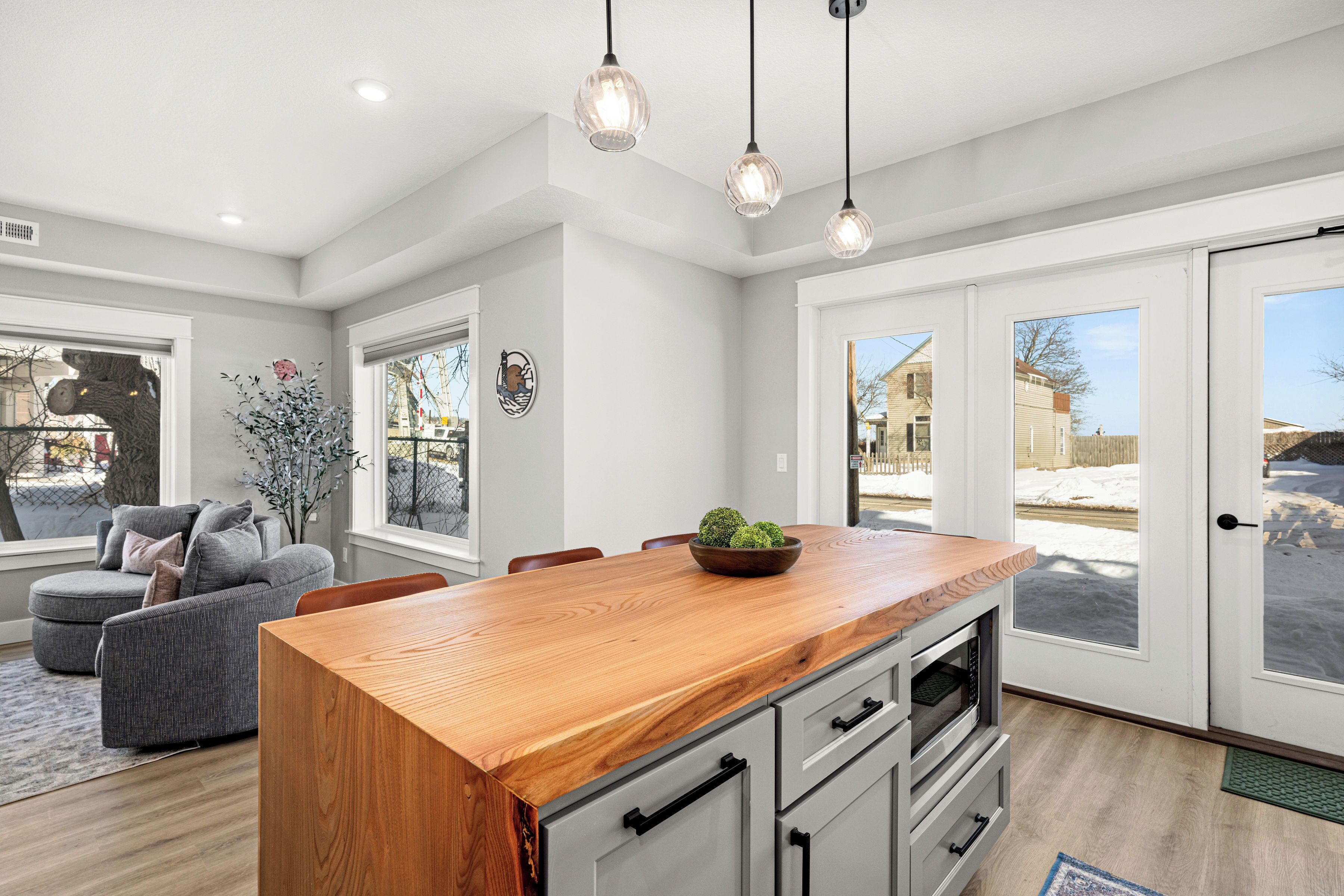 Full-sized fridge, microwave, oven, stovetop