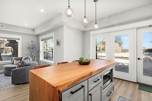 Full-size fridge, microwave, oven, stovetop