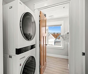 Luxury Condo, 2 Bedrooms, 2 Bathrooms, Lake View | Laundry