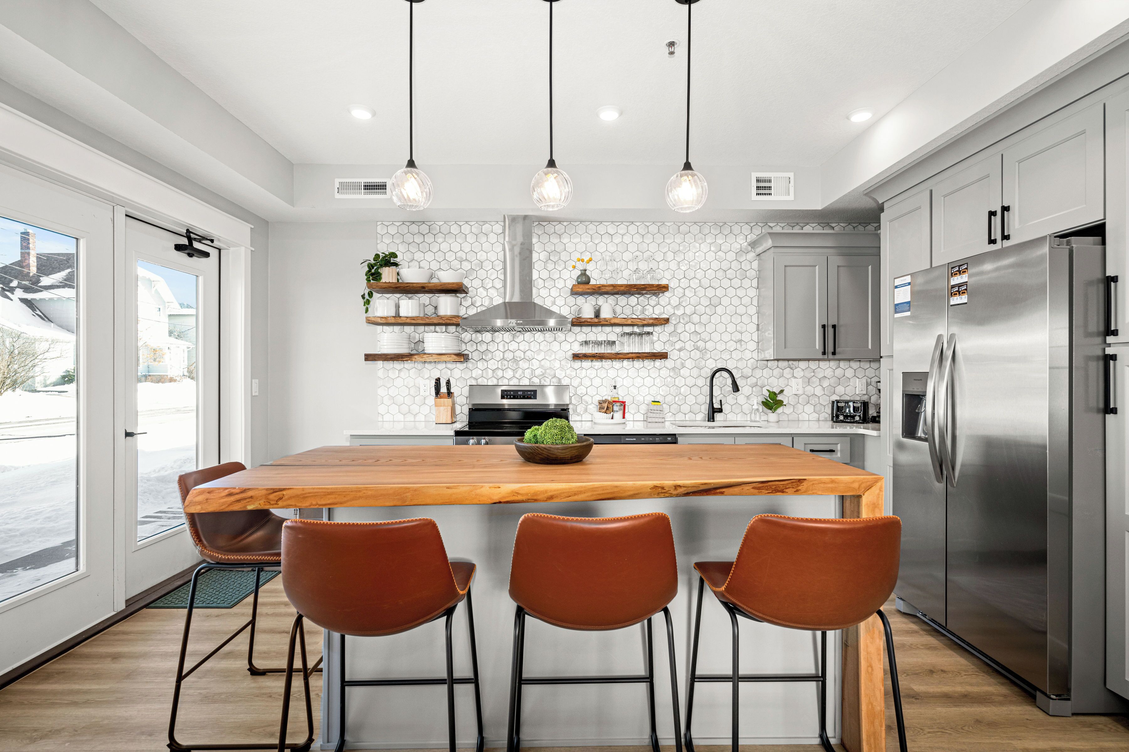 Full-size fridge, microwave, oven, stovetop