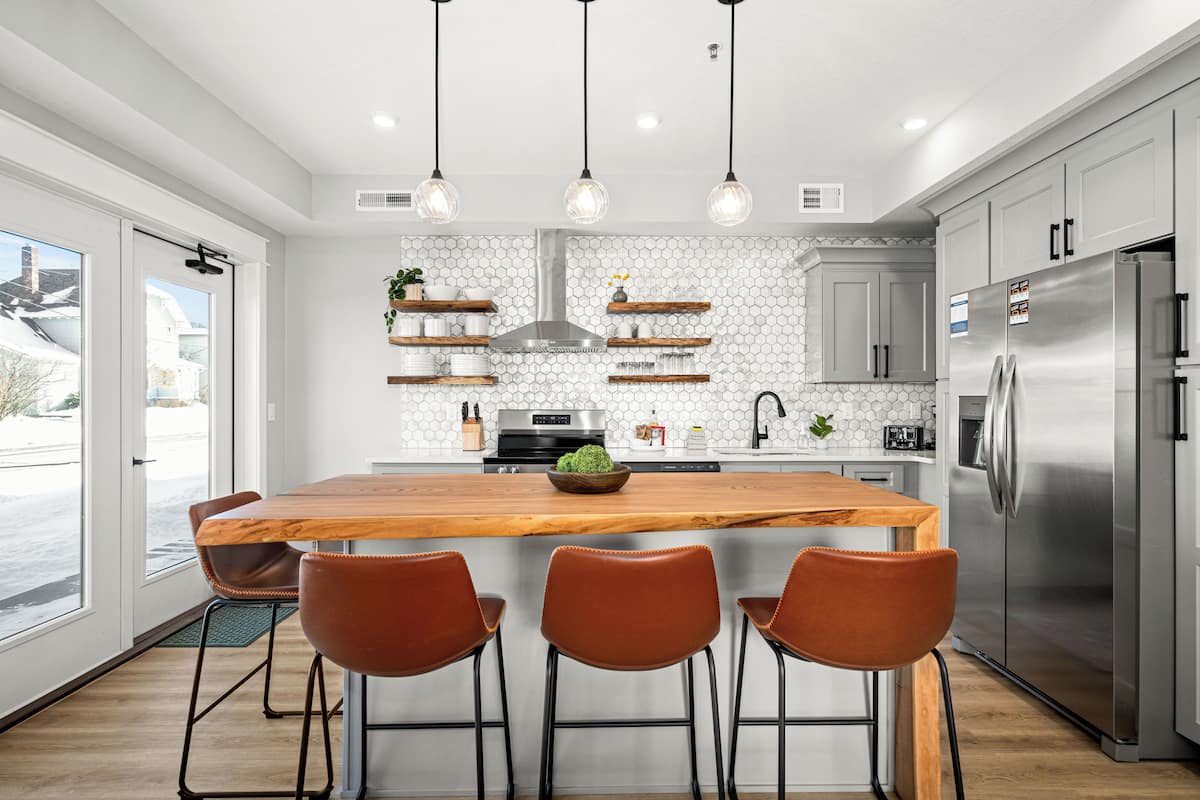 Condo de lujo, 2 habitaciones, se aceptan mascotas, vista al lago | Cocina privada | Refrigerador con congelador, microondas, horno y parrilla de estufa
