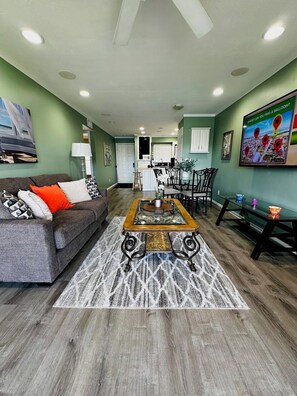 Smart TV - Renovated 2bed 2bath condo 2min to Fort Myers & Sanibel Beaches with WiFi, AC (Fort Myers)