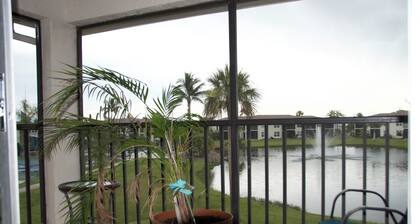 Renovated 2bed 2bath condo 2min to Fort Myers & Sanibel Beaches with WiFi, AC