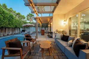 Outdoor dining - Desert Serenity: Pool, Sauna, Gym, Hot Tub, Bocce (Palm Springs)
