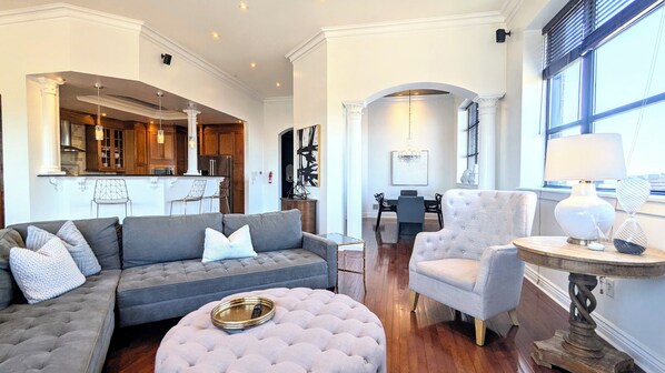 Smart TV, fireplace