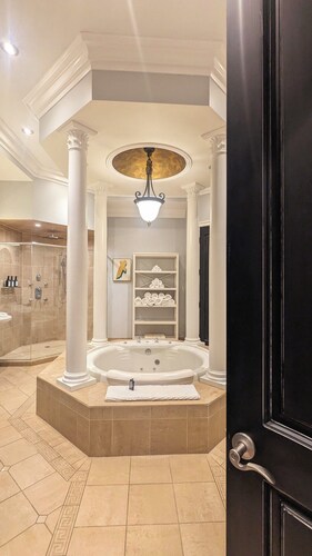 2 Miles to WMU + Miller Auditorium . 3,000 sqft Penthouse