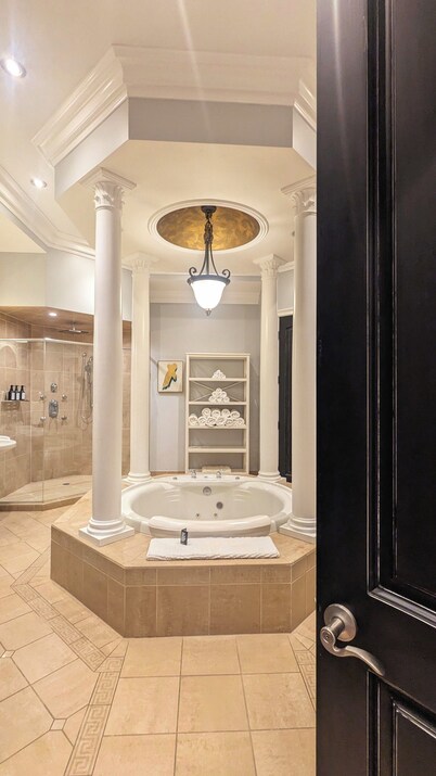 2 Miles to WMU + Miller Auditorium . 3,000 sqft Penthouse