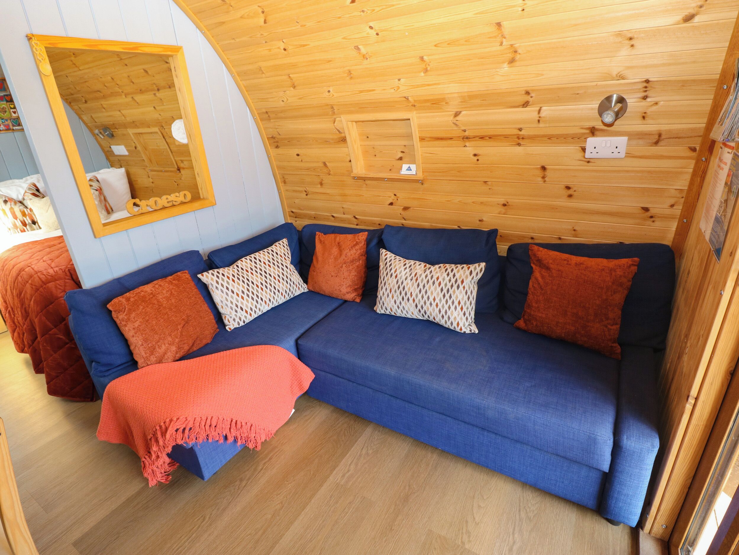 Ty Twt Teifi, Romantic, With Hot Tub In Llanddewi-brefi - Carmarthenshire