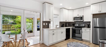 Boho Bungalow with Parking, Wi-Fi, Washer & Dryer, Pets OK