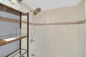 Hair dryer, towels, soap, toilet paper - Spacious 3 BDR/1 Bath - 1 mi from UChicago - Perfect for Traveling Professionals (Chicago)