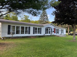 Exterior - Drummond Island Hotel & Vacation Homes - Channel Road Charmer (Drummond)
