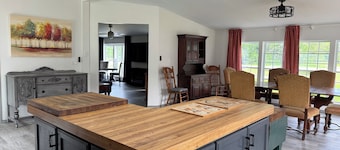 Drummond Island Hotel & Vacation Homes - Channel Road Charmer