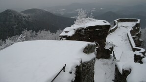 A snow-covered mountain landscape with a stone wall and a wooden fence. - Vacation cottage Wasgaublick (Bundenthal, Rheinland-Pfalz, Deutschland)