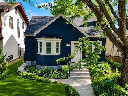 The Blue Bungalow: Fully renovated 4BR, 2BA home with cozy Minnesota vibes.