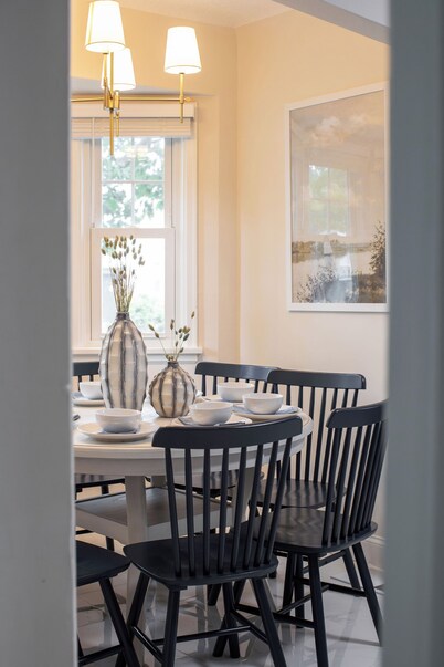 The Blue Bungalow: Fully renovated 4BR, 2BA home with cozy Minnesota vibes.