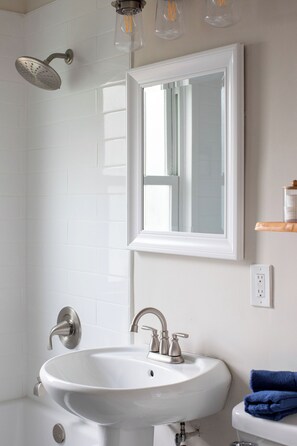 Een douche, een haardroger, handdoeken, zeep