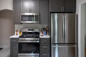 Réfrigérateur, four à micro-ondes, un four, surface de cuisson