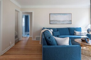 Smart TV - The Blue Bungalow: Fully renovated 4BR, 2BA home with cozy Minnesota vibes. (Saint Paul)