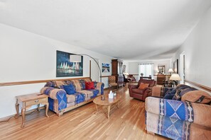 TV - Countryside Lakefront Chalet (Lake Saint Louis)