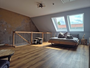 2 slaapkamers, een bureau, een strijkplank/strijkijzer, reisbedje