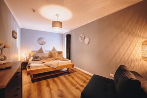 2 makuuhuonetta, työpöytä, silitysrauta/-lauta, vauvan matkasänky