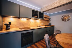 Fridge, microwave, oven, stovetop - Hünzinger Dorfschmiede - Holiday apartment Eichhörnchen (Walsrode)