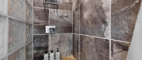 Séchoir à cheveux, serviettes fournies, savon, shampooing