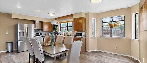 冷蔵庫、電子レンジ、オーブン、コンロ