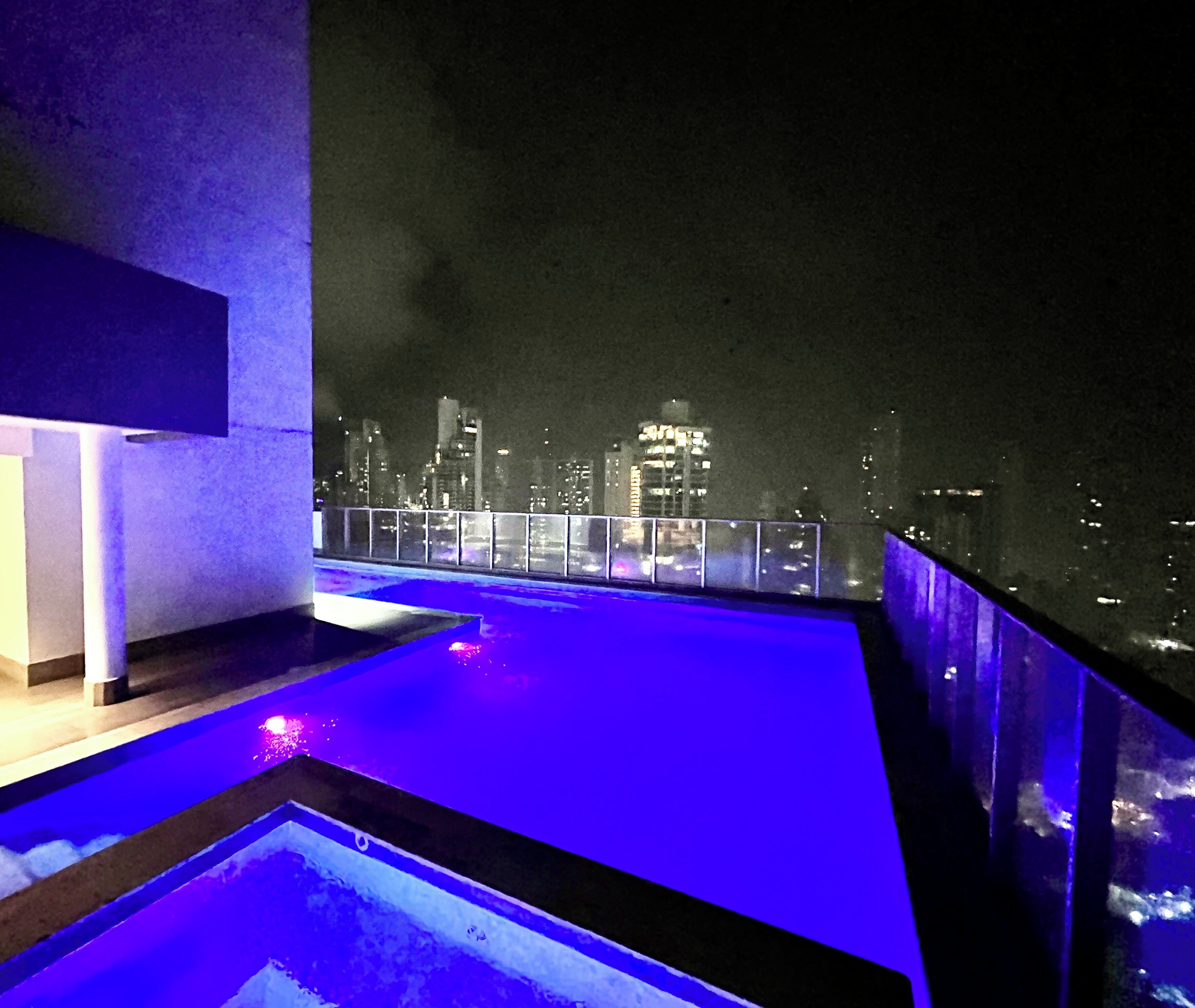 Kolam renang rooftop