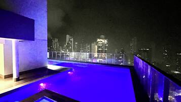 Kolam renang rooftop